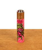 Pinkes Clipper Feuerzeug Out of Weed Plant Motiv mit dem typischen herausnehmbaren Zündstift auf Holzuntergrund.