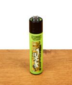 Stehendes neon-grünes Clipper Feuerzeug im Graffiti-Design mit Zugwagen-Motiv, nachfüllbares Reusable-Modell mit Metallkappe auf Holzoberfläche.