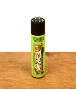 Stehendes neon-grünes Clipper Feuerzeug im Graffiti-Design mit Zugwagen-Motiv, nachfüllbares Reusable-Modell mit Metallkappe auf Holzoberfläche. 