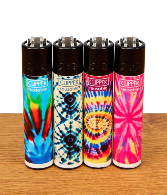 4er-Set Clipper-Feuerzeuge Tie-Dye Serie mit bunten Batik-Mustern, nachfüllbare Reusable-Modelle mit Metallkappe auf Holzoberfläche.