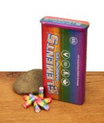 Elements Rainbow Tin Metalldose mit 100 bunten Filtertips im Regenbogen-Design auf einer Holzoberfläche.