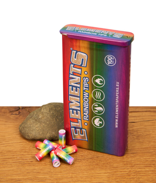 Elements Rainbow Tin Metalldose mit 100 bunten Filtertips im Regenbogen-Design auf einer Holzoberfläche.