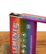 Detailaufnahme der Elements Rainbow Tin mit praktischem Schiebedeckel-Verschluss aus robustem Metall für Filtertips.