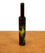 Clipper Mini Stabfeuerzeug Nebula Mix #4 in Gelb-Schwarz mit marmoriertem Gehäuse und schwarzem Metallrohr, stehend auf Holz.