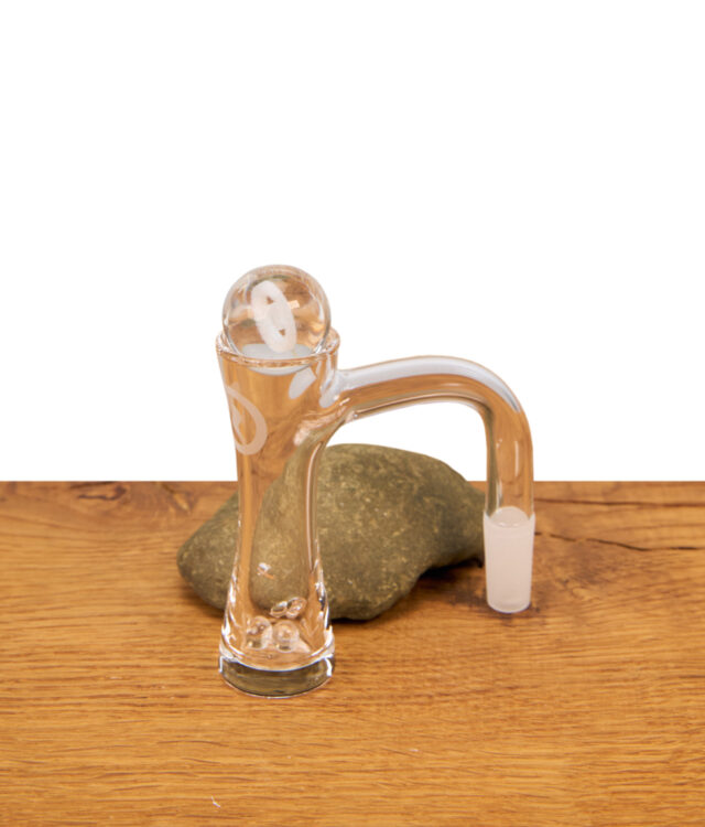 Calvo Hourglass Kit Banger aus klarem Glas mit 10mm Male 90 Grad Schliff und passender Glaskappe vor einem Stein-Hintergrund.
