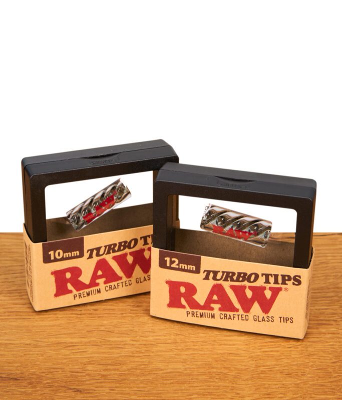 Zwei RAW Turbo Tips in 10 und 12 mm nebeneinander in ihren Displays stehend. Auf Holz angerichtet.