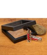 Geöffnetes Display Case mit Naturstein mit davorstehenden RAW Turbo Tip Glasfiltern, einer liegend einer stehend.