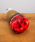 Nahaufnahme der bedruckten Plüsch-Spitze des Kailar Joint Spielzeugs, die eine glühende Ascheoberfläche in leuchtendem Rot und Orange simuliert.