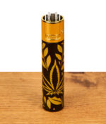 Clipper Metall Jungle Leaves Feuerzeug in Gold-Schwarz Optik mit detailliertem Hanfblatt-Muster und klassischem Metallkopf.