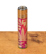 Clipper Metall Jungle Leaves Feuerzeug mit Icy-Rainbow-Finish und auffälligem Blatt-Design auf einer hellen Holzunterlage.
