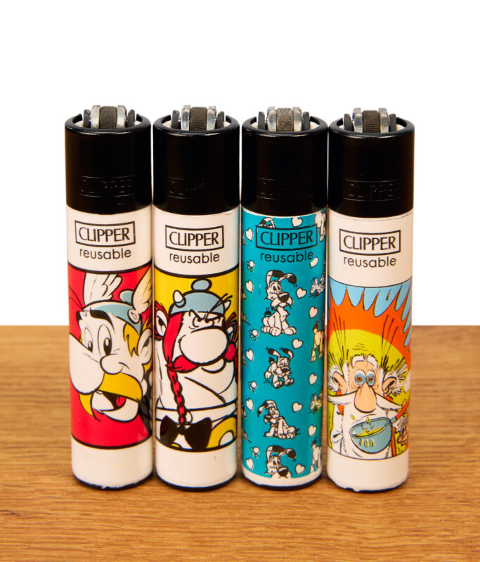 4er Set Clipper Feuerzeuge der Asterix & Obelix Kollektion mit Motiven von Asterix, Obelix, Idefix und Miraculix.