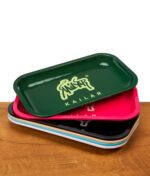 in Stapel der Kailar Rolling Trays Classic in den verschiedenen verfügbaren Farben wie Grün, Pink, Schwarz, Beige, Weiß und Blau zur Veranschaulichung der Farbauswahl.