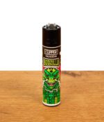 Nachfüllbares Clipper Feuerzeug mit "Budzilla"-Motiv und grünem Monster-Kopf-Design.
