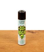 Hellblaues nachfüllbares Clipper Feuerzeug mit "So High"-Motiv und Cannabis-Luftballon-Grafik.