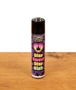 Nachfüllbares Clipper Feuerzeug mit "Stay Sweet Stay High"-Motiv und lilafarbenem Hanfblatt-Muster.
