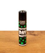 Schwarzes nachfüllbares Clipper Feuerzeug mit "Another Day Wasted"-Motiv und grünem Hanfblatt-Muster.