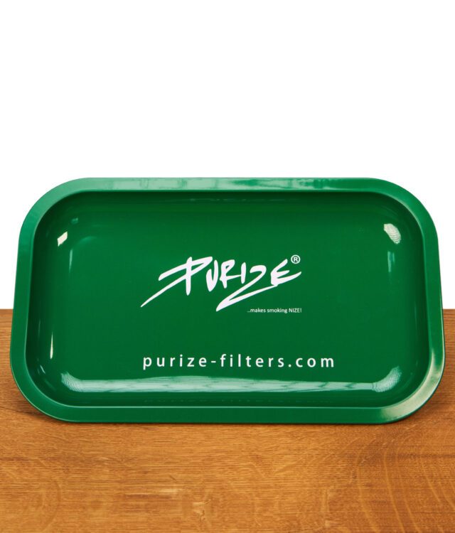 PURIZE Metal Rolling Tray Sketch Green aus glänzendem Aluminium mit weißem Logo-Print und erhöhtem Rand auf Holzuntergrund.