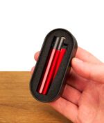 Rotes Clipper Metall Lava Feuerzeug in der Hand gehalten. Eingebettet in die passgenaue Schaumstoffeinlage der Metallbox.