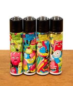 4er Set Clipper Feuerzeuge Doodle Art mit bunten Comic-Illustrationen von Monstern und Aliens auf weißem Nylongehäuse.