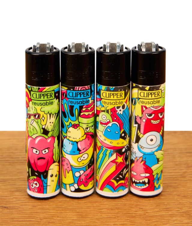 4er Set Clipper Feuerzeuge Doodle Art mit bunten Comic-Illustrationen von Monstern und Aliens auf weißem Nylongehäuse.