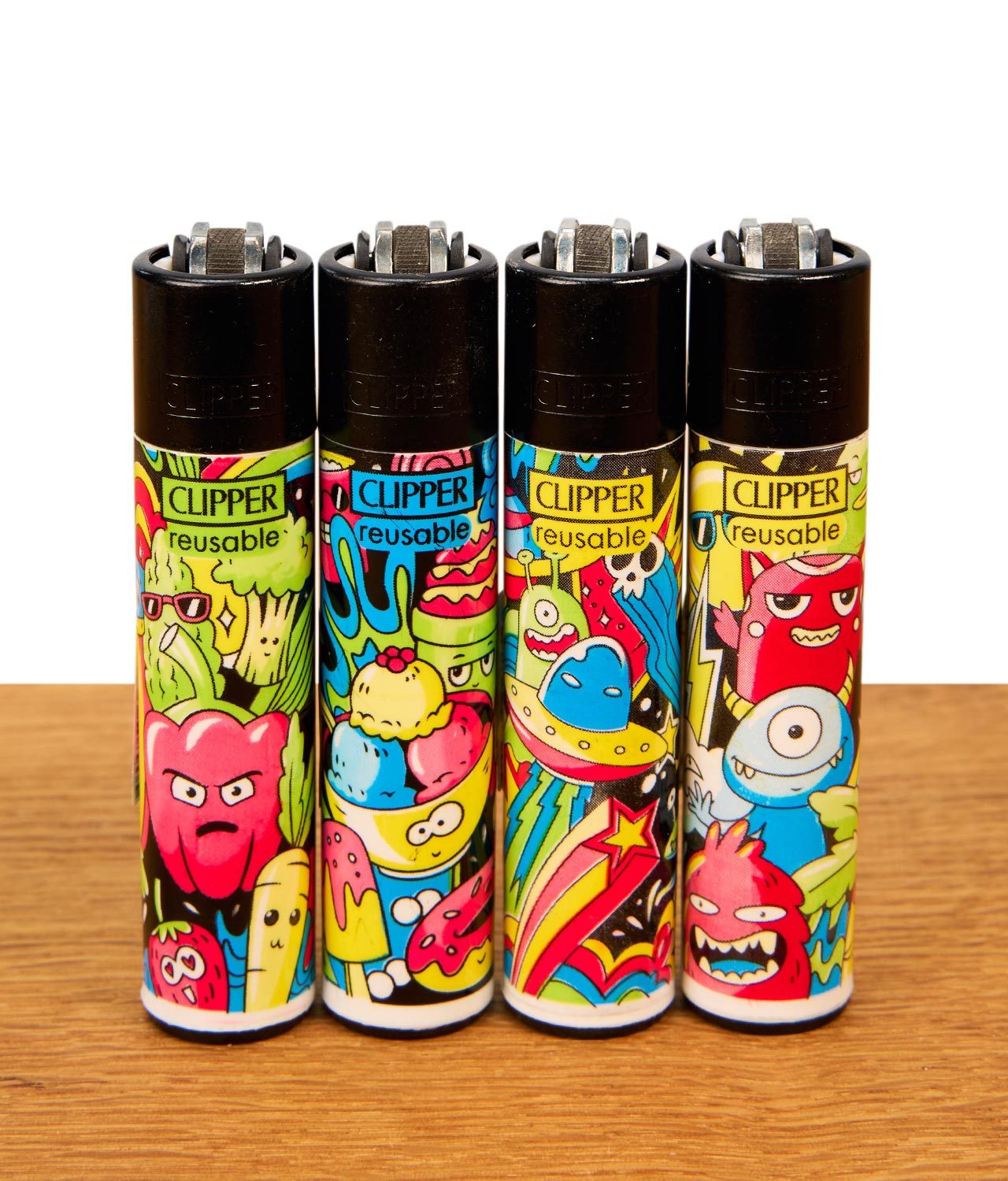 clipper-feuerzeug-serie-doodle-art-4er-set 4er Set Clipper Feuerzeuge Doodle Art mit bunten Comic-Illustrationen von Monstern und Aliens auf weißem Nylongehäuse.