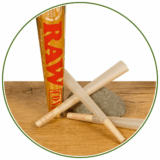 Vorgedrehte Cones auf einem Stein präsentiert. Für die RAW Cones Hülsen auf buyhigh als Icon. Papier Hülsen zum einfachen befüllen stehend und liegend auf einem Naturstein.