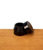 Geöffnete 5ml Miron Dose aus Violettglas mit abgeschraubtem Deckel zur Aufbewahrung von lichtempfindlichen Konzentraten.