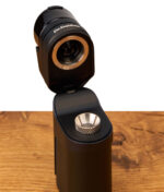 Geöffneter Dr. Dabber Ghost 2 Vaporizer mit Fokus auf die metallische Heizkammer und das aufklappbare Mundstück.