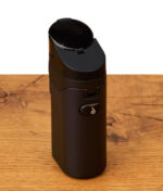 Rückansicht des Dr. Dabber Ghost 2 Vaporizers mit mattem Finish und gummiertem Bedienknopf inklusive Markenlogo.