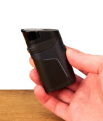 In der Hand gehaltener Dr. Dabber Ghost 2 Vaporizer. Zeigt das ergonomische, matt-schwarze Gehäuse im Einsatz.