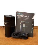 Dr. Dabber Ghost 2 Vaporizer Set mit matt-schwarzem Gerät, Bedienungsanleitung und USB-C-Ladekabel auf Holztisch.