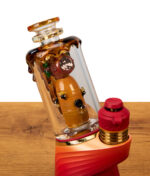 Detailansicht des Puffco Peak Glas Save the Bees von Empire Glassworks. Präzise Glasbienen und Blätter-Applikationen auf dem Perkolator.