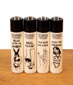 Vier nachfüllbare Clipper Feuerzeuge FFX Adult #5 auf einem Holztisch. Beige Nylon-Gehäuse mit verschiedenen schwarzen Fetisch-Motiven.