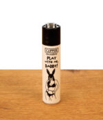 Clipper Feuerzeug FFX Adult #5 Play With Me Daddy auf Holz. Beiges Nylon-Gehäuse mit schwarzem Aufdruck einer Frau in Bunny-Maske.