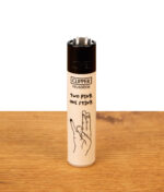 Clipper Feuerzeug FFX Adult #5 Two Pink One Stink auf einem Holztisch. Beiges Gehäuse mit schwarzem Aufdruck der namensgebenden Handgeste.