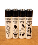 4er-Set Clipper Feuerzeuge Adult #4. Mehrweg-Gasfeuerzeuge mit schwarzen Kappen und Erotik-Prints auf Holztisch.