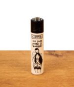 lipper Feuerzeug Adult #4 My Safe Word Is Harder. Mehrweg-Gasfeuerzeug mit schwarzer Kappe und Erotik-Print auf Holztisch.