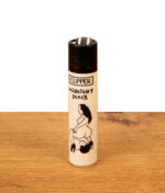 Clipper Feuerzeug Adult #4 Midnight Snack. Mehrweg-Gasfeuerzeug mit schwarzer Kappe und Erotik-Print auf Holztisch.