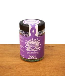 Medusafilters Violet Edition im 100er Glas. Verschlossenes Glas mit 6mm Premium Aktivkohlefiltern auf einem Holztisch.