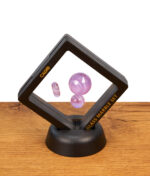 Calvo Glass Marble Set Lila. Violett marmoriertes Dabbing-Set mit Terp Pearls und Pill in schwarzem Schweberahmen auf Holztisch.