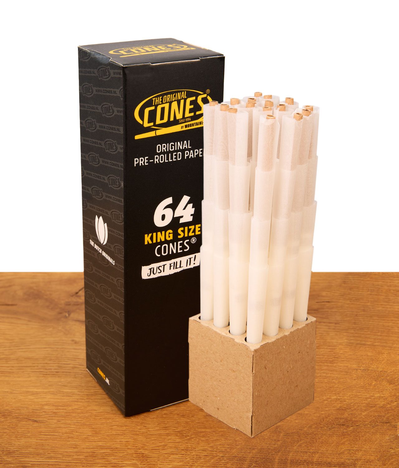 cones-black-king-size-64er-pack-prerolled-mit-filtertip-3-jpg Schwarze Verpackung neben 64er Pack Cones Black King Size Prerolled mit Filtertip in Kartonhalterung.