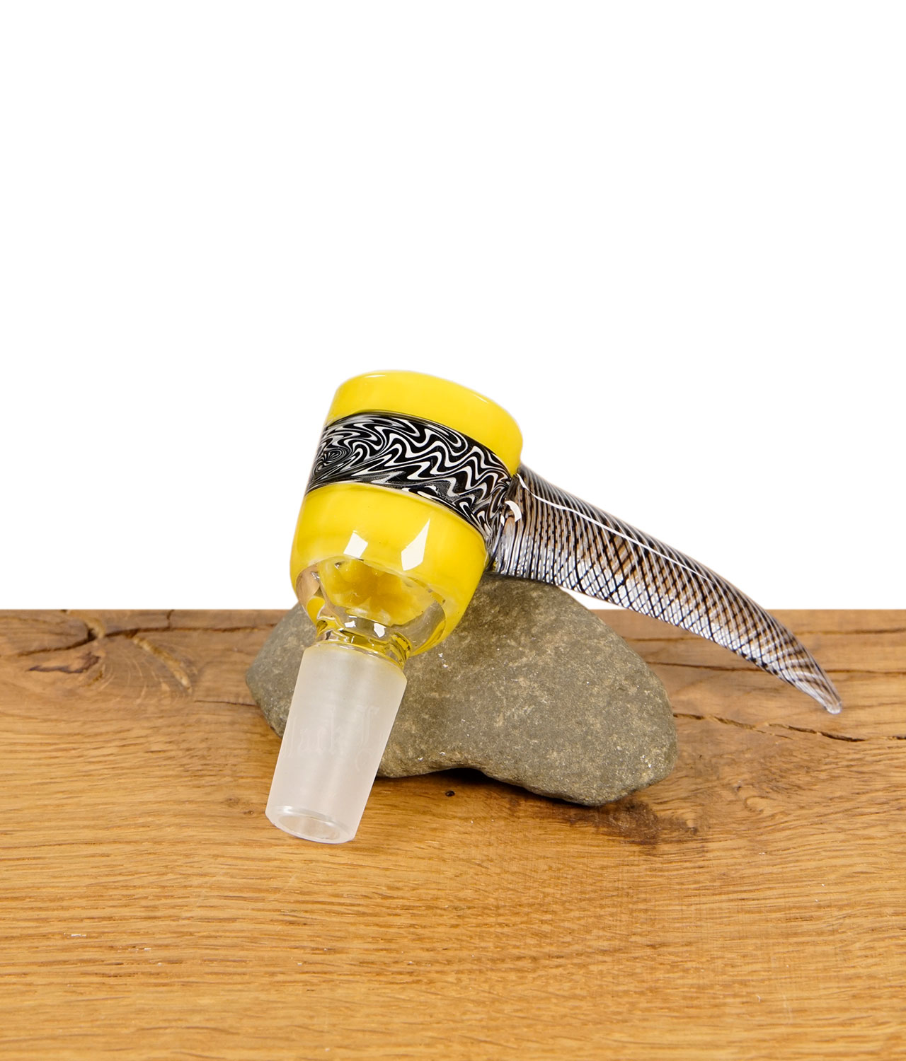 black-leaf-glaskopf-ns14-gelb-jpg Gelber Borosilikatglas-Bongkopf mit Reticello-Muster, wig-wag Griff, auf Stein und Holz.