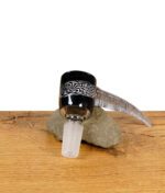 Schwarzer Borosilikatglas-Bongkopf mit Reticello-Muster und wig-wag Griff, auf Stein und Holz.