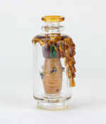 Rechte Seitenansicht des Honey "Save The Bees" Puffco Glases von Empire Glassworks