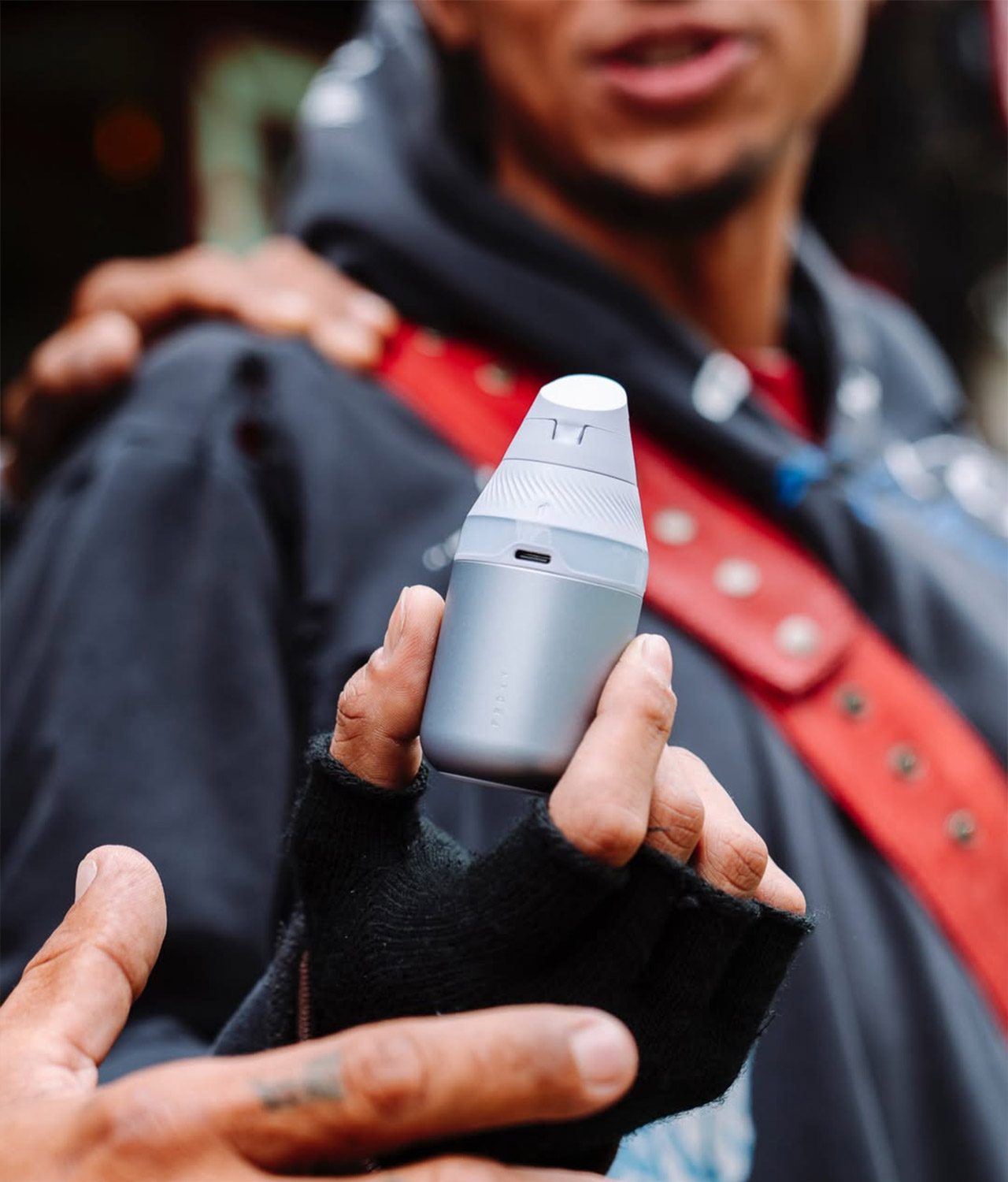 Lifestyle Foto vom Puffco Proxy Core Haze. Das Core Accessory Haze schon jetzt verfügbar & auf dem Bild in der Hand gehalten