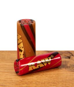 Makro-Ansicht der RAW Whirlwind Glastips mit Fokus auf die präzise gebohrten Luftkanäle an der Spitze und das goldene RAW-Branding.