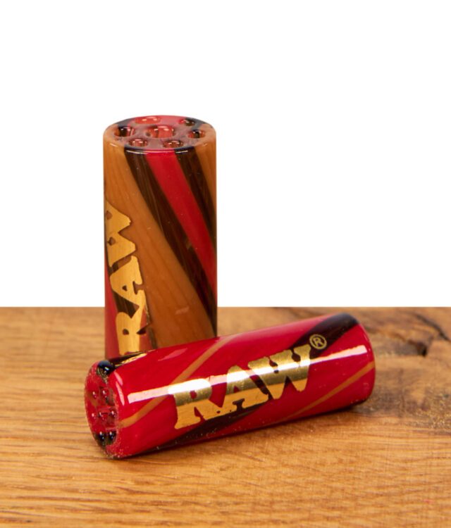 Makro-Ansicht der RAW Whirlwind Glastips mit Fokus auf die präzise gebohrten Luftkanäle an der Spitze und das goldene RAW-Branding.
