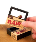 Ein Nutzer hält die Display-Box der 12mm RAW Whirlwind Tips in der Hand, um das hochwertige Glas-Zubehör zu präsentieren.