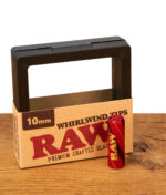 Der 10mm RAW Whirlwind Tips Glastip in rot-schwarzer Optik präsentiert vor der markanten schwarzen Schaukasten-Box.
