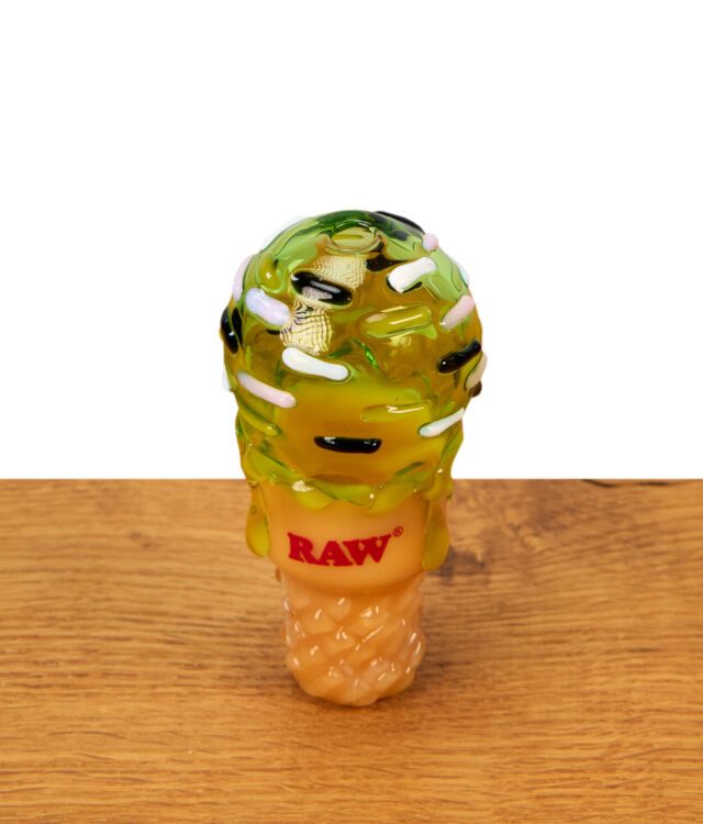 Frontalansicht des aufrecht stehenden Premium Glass Cone Holders von RAW mit dem markanten roten Markenlogo auf dem strukturierten Waffel-Design.